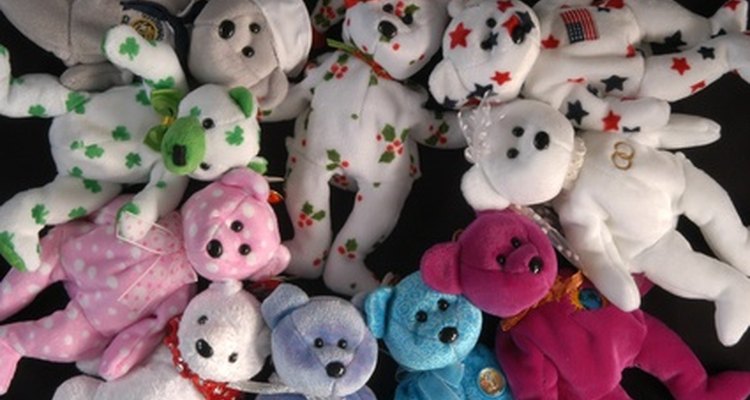 Organiza los animales de peluche de manera creativa y funcional.