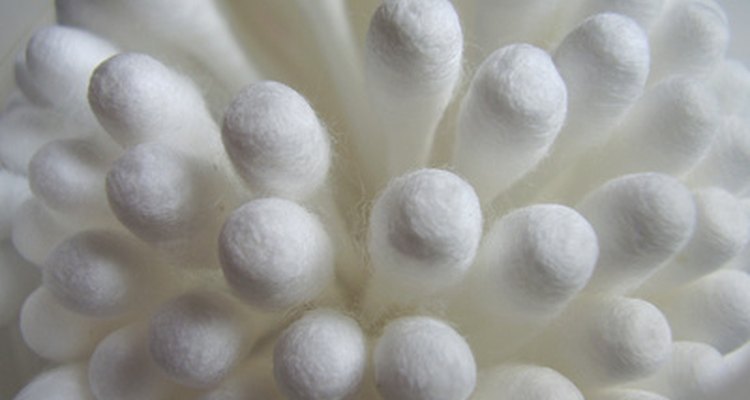 Cotonetes são melhores que bolas de algodão, já que estas podem ficar muito enxarcadas