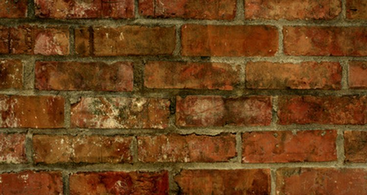 Una pared de ladrillo en interiores saca partido de una capa de pintura.