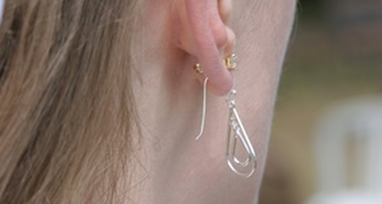 Las joyas pesadas en tus perforaciones de oreja pueden causar irritación.
