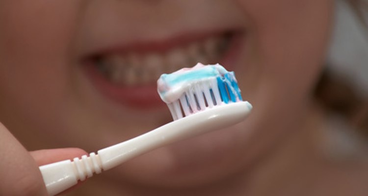 Los niños primero deben visitar al dentista a una edad temprana.