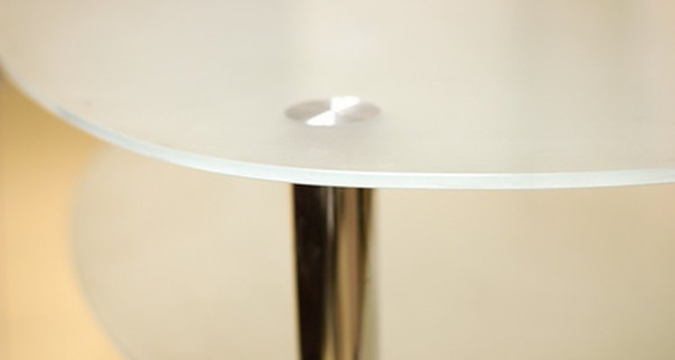 Pinte o tampo de vidro sem detalhes de uma mesa para transformá-la em uma obra de arte