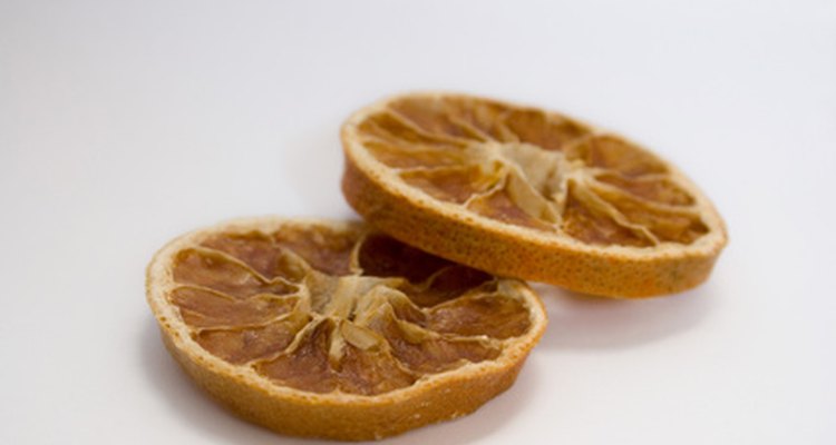As fatias de laranja secas podem ser penduradas em árvores de Natal como enfeite