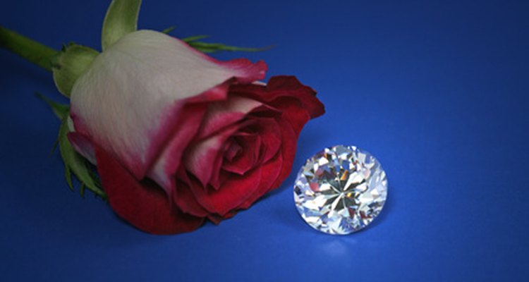 El diamante es el símbolo tradicional para un aniversario de bodas número 60.