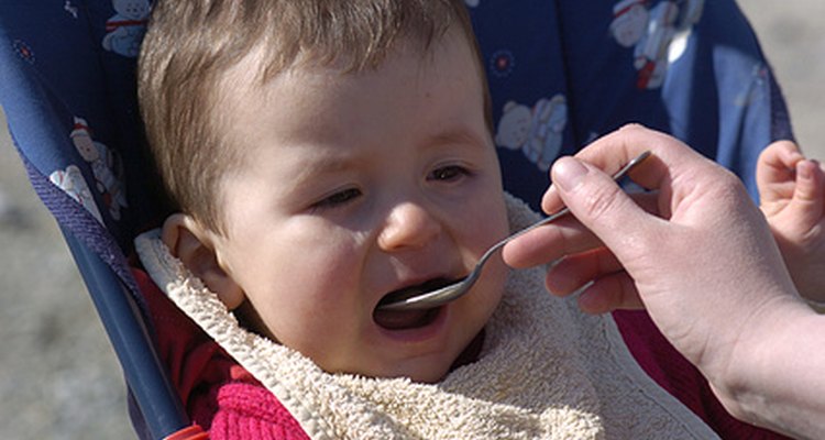 Puede tomar varios intentos para conseguir que un bebé coma alimentos sólidos.