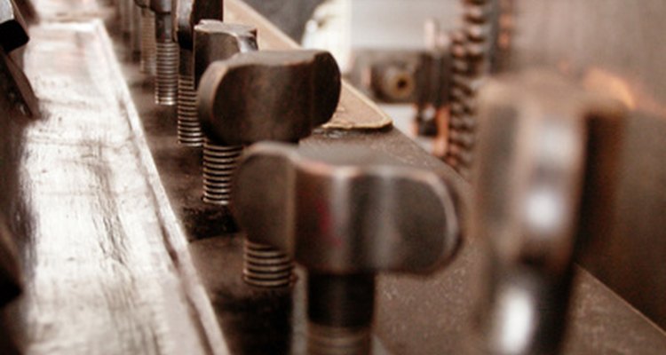 Similar a un molde, una prensa de conformación convierte el metal "en blanco" en artículos acabados.