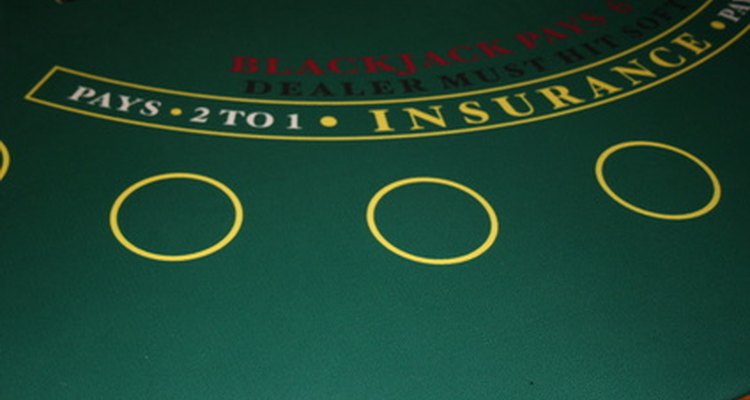El crupier es responsable de hacer los juegos de mesa en un casino.