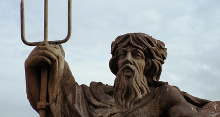 Poseidon, empunhando o tridente, é chamado de Netuno na mitologia romana