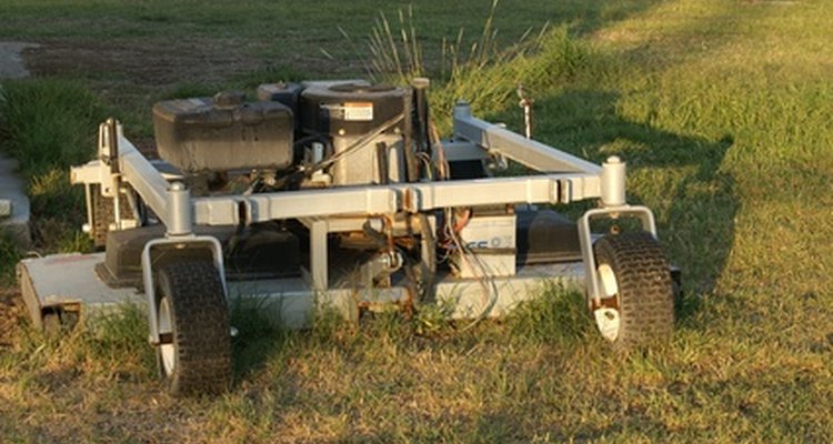 Grandes maquinarias son usadas para limpiar enormes superficies de terreno.
