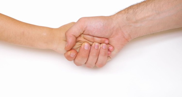 Un apretón de manos es una forma de comunicación no verbal.