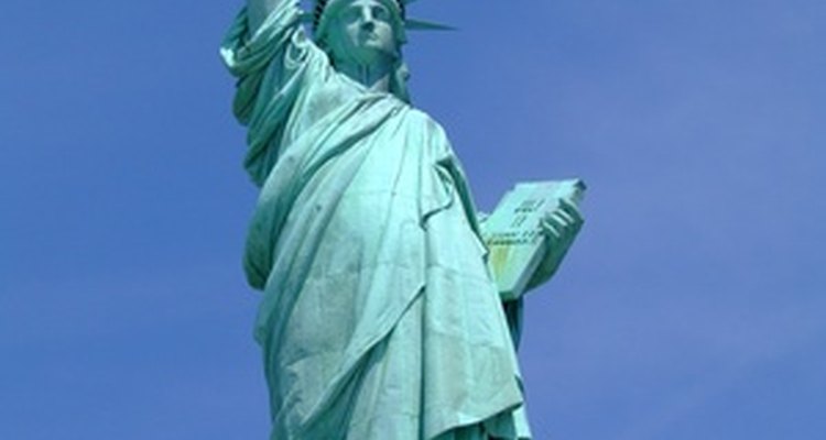 ¿Qué dice el pedestal de la Estatua de la Libertad?