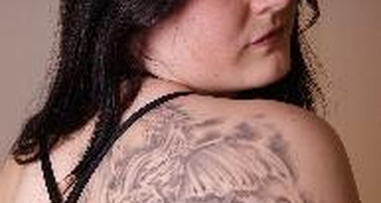 Los diseños de tatuaje muy simétricos, como patrones tribales o célticos, son más propensos a sufrir los efectos de la pérdida de peso.