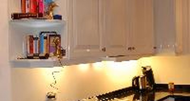 Las paredes blancas sirven como una tela en blanco para una cocina.