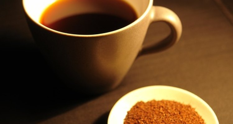 Es posible hacer tu propio café instantáneo moliendo granos de café hasta convertirlos en un polvo fino.