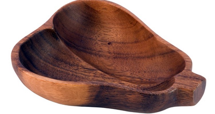 El pulido acentúa la madera de grano como en este tazón para frutas.