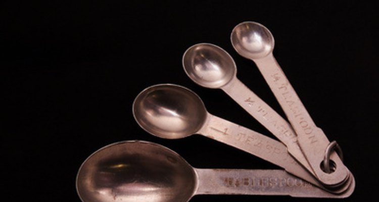 Usa cucharas medidoras para medir la clara de huevo.