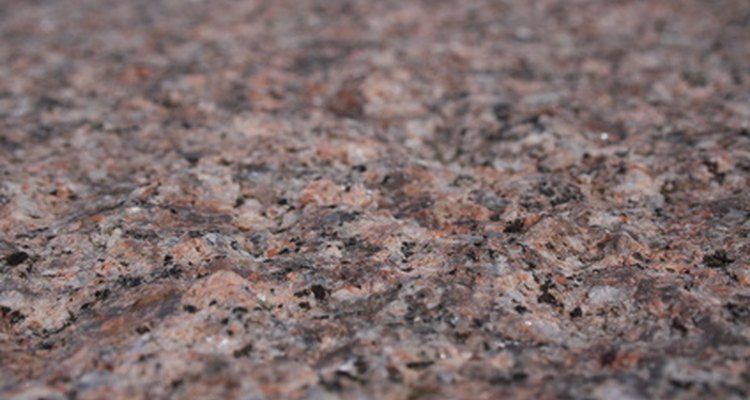 O granito é uma pedra bonita, mas pode ser propensa a rachaduras se não for bem tratada