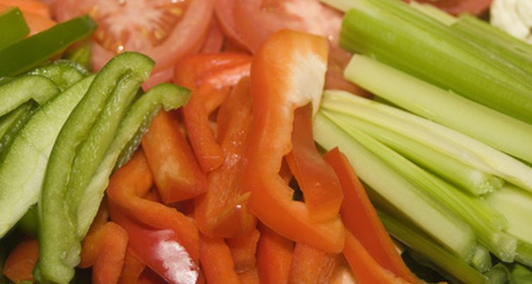 Algunos alimentos como las verduras, el arroz y las carnes, están permitidos como parte de una dieta baja en yodo.
