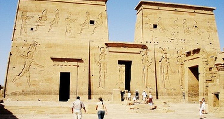 Egypt and interesting facts about its monetary currency.