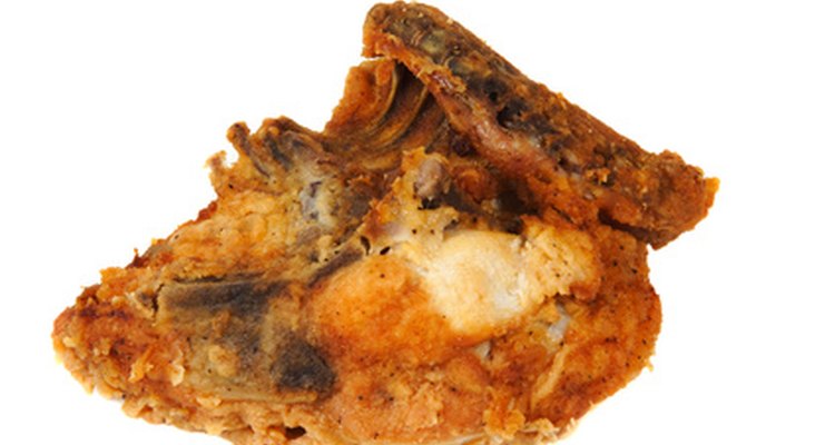El pollo frito en olla de presión puede prepararse en una fracción de tiempo de lo que toma hacerlo en una sartén.
