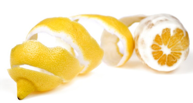 Seca la cáscara de limón para preservarla por un almacenamiento más prolongado.