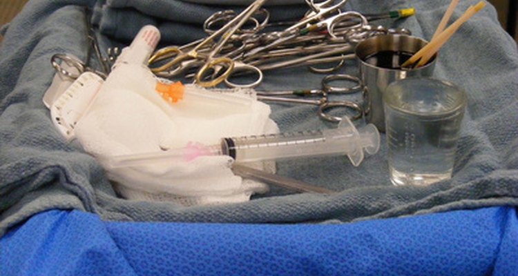 Luego de un procedimiento quirúrgico, las herramientas del cirujano se raspan y se esterilizan en un autoclave.