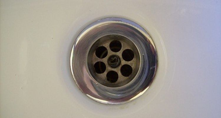 El drenaje de tu regadera puede ser hogar de un sinnúmero de bacterias que pueden causar un muy mal olor.