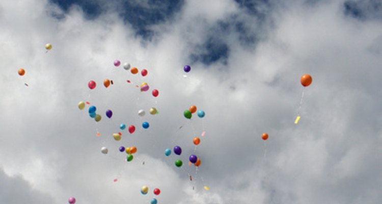 Los globos de helio flotan porque son más ligeros que el oxígeno.