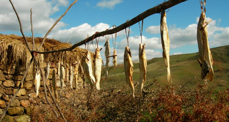 Pescados colgados para secarse.