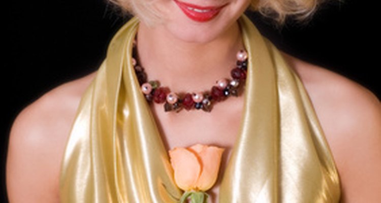 Múltiples hebras de perlas de color crean un aspecto dramático por la noche.