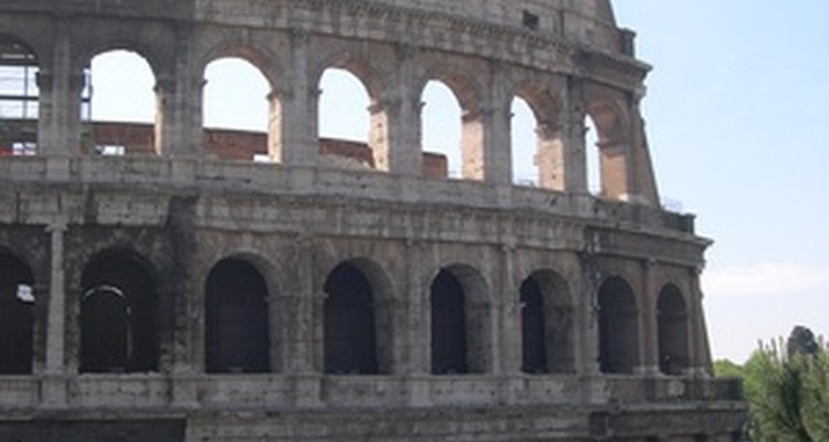 El coliseo romano se erige como uno de los grandes logros de la arquitectura.