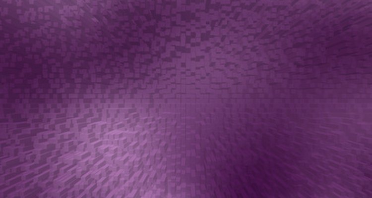 El púrpura oscuro puede ser un tono emocionante para una pared contrastante.