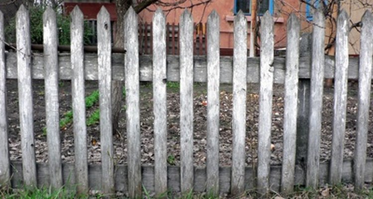 A madeira plástica não requer manutenção, tornando-a útil em cercas, mas não para todos os projetos de construção