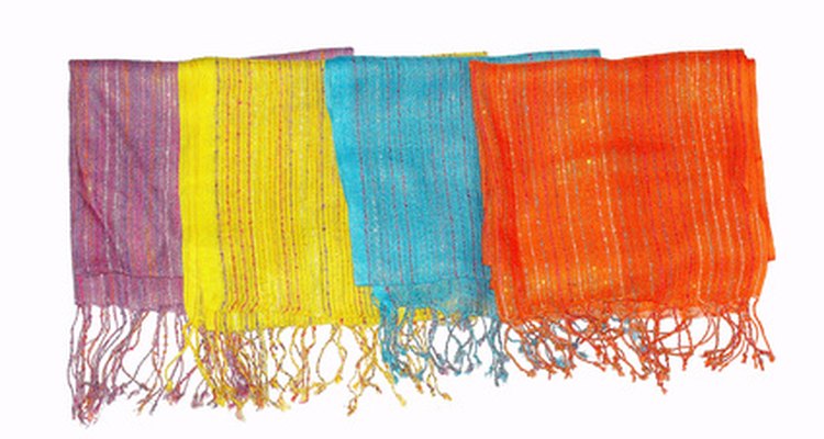 Añade una colorida bufanda, un chal o un broche para proporcionar un aire festivo.