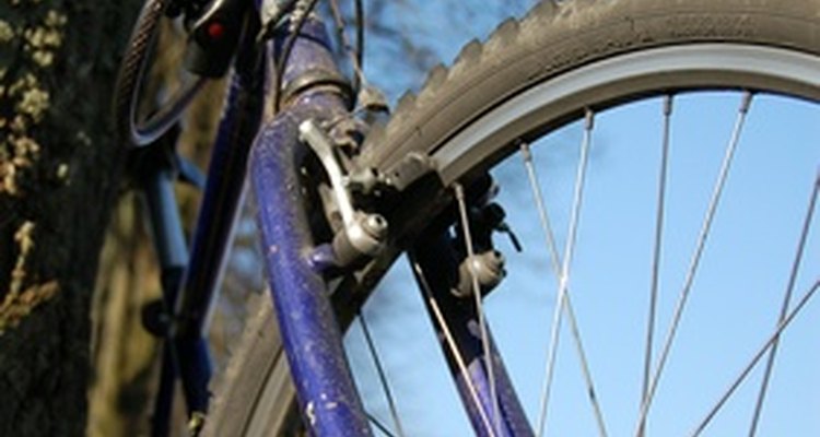 Use os rolos de treinamento para transformar sua bicicleta comum em uma ergométrica