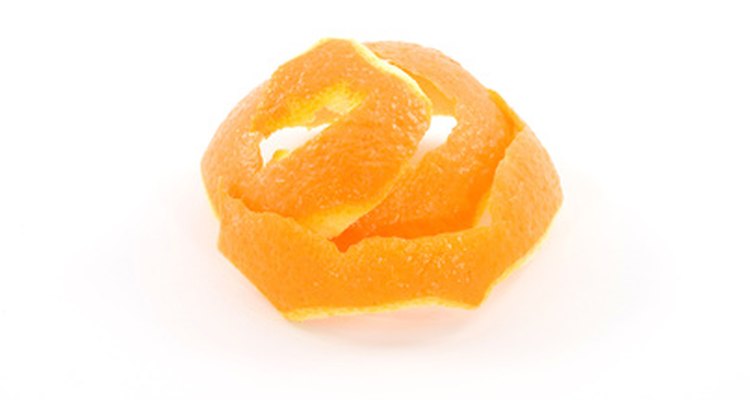 Evita el laborioso proceso de pelar las naranjas antes de hacerlas jugo.