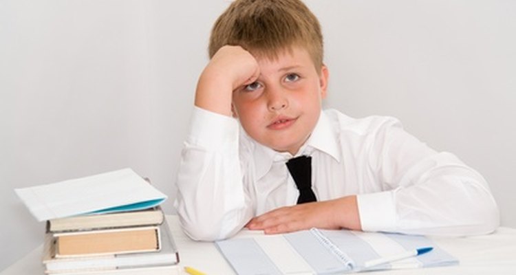 Un niño disléxico a menudo se frustra por las asignaciones de tareas.