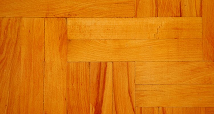 Las pinturas de poliuretano pueden usarse para crear una capa protectora sobre pisos de madera.