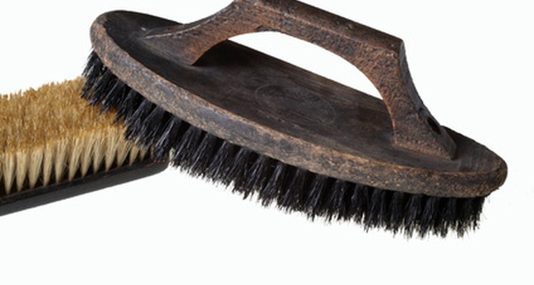Use uma escova de nylon e pelo de javali