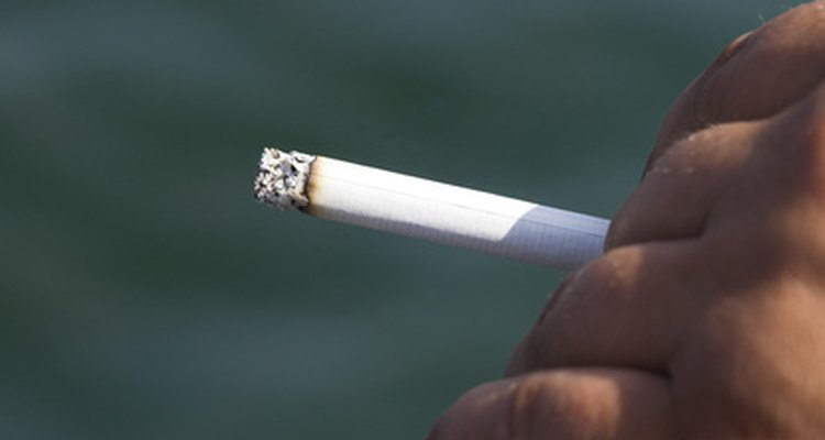 Cigarros acesos podem provocar pequenos buracos no revestimento do carro