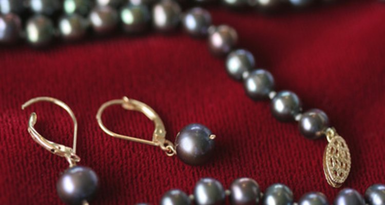 Las perlas negras significan esperanza en un momento de dolor.