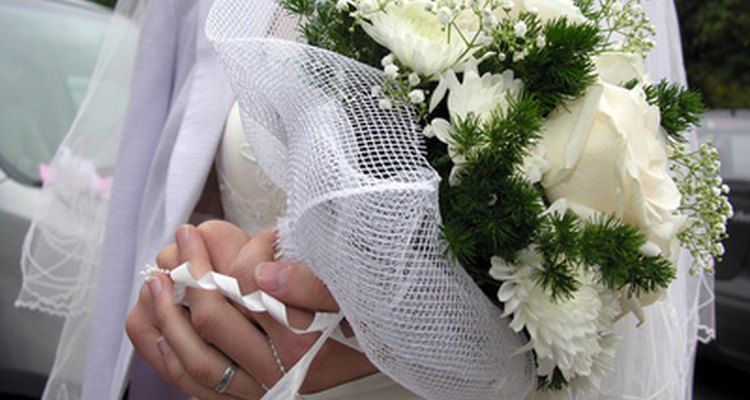 Los claveles blancos están incluidos en este buqué de novia.