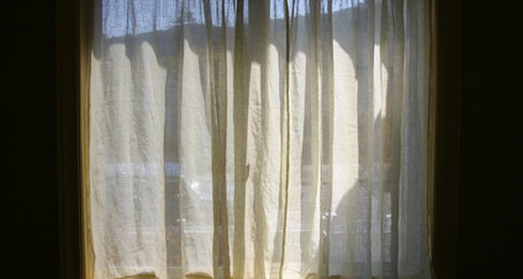 Remova o amassado das cortinas de tafetá usando um ferro e um vaporizador