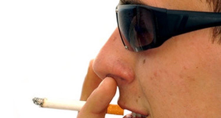 Algunos adolescentes fuman porque creen que los hace lucir bien.