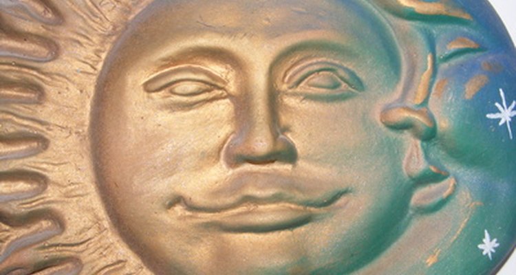 La combinación de la luna y el sol es una tradicional representación de la dualidad.