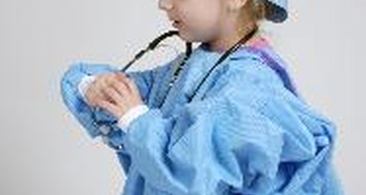 Deja que tu hijo juegue a disfrazarse para ayudarlo a desarrollar la curiosidad y un interés en aprender.