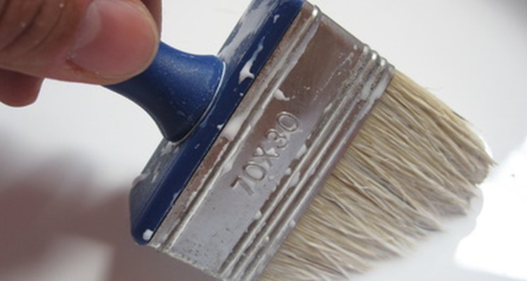 Reduce el brillo de una pintura con un barniz mate.