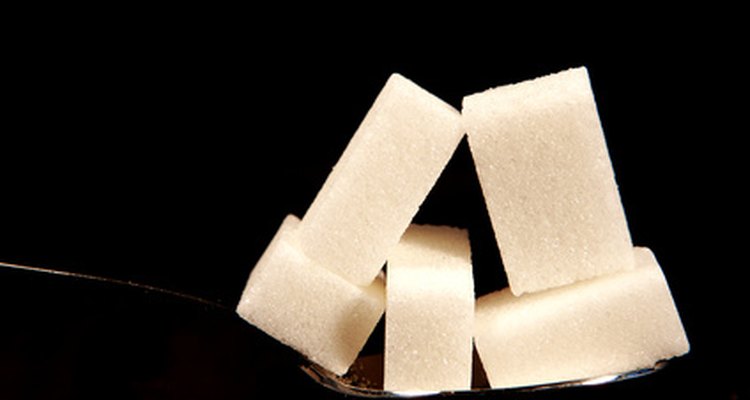 La sacarosa, o azúcar de mesa, es una combinación de dos azúcares simples: la glucosa y la fructosa.
