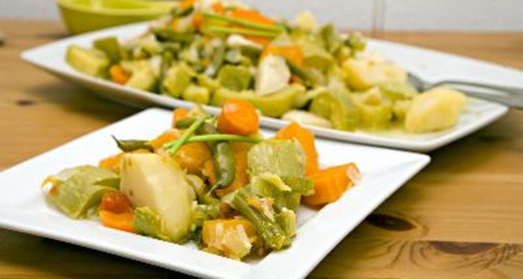 Hay muchos platos que puedes preparar con hojas, raíces, tallos, brotes y flores.