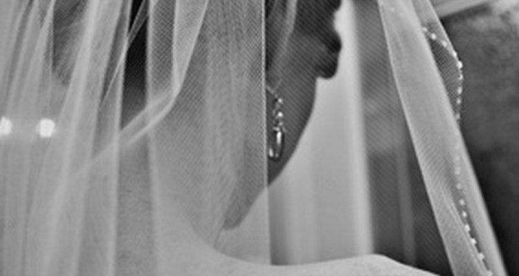 Las novias usan velo para simbolizar pureza.